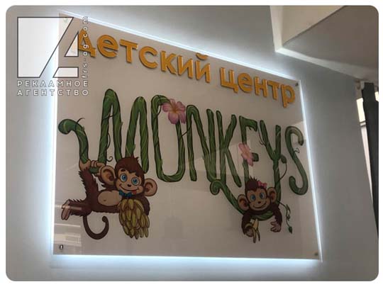 Наружная реклама шоу на заднем борту автобуса
